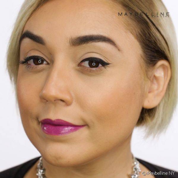 A blogueira Luana Landeiro contou como foi gravar um tutorial de Maybelline NY com olhos iluminados e batom roxo (Foto: Maybelline NY)